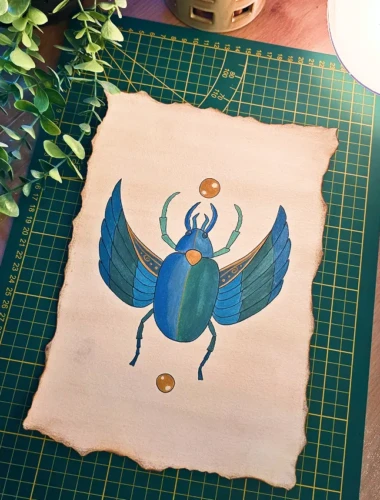 Scarabée égyptien Peinture à l’acrylique représentant un scarabée égyptien sur feuille brûlée